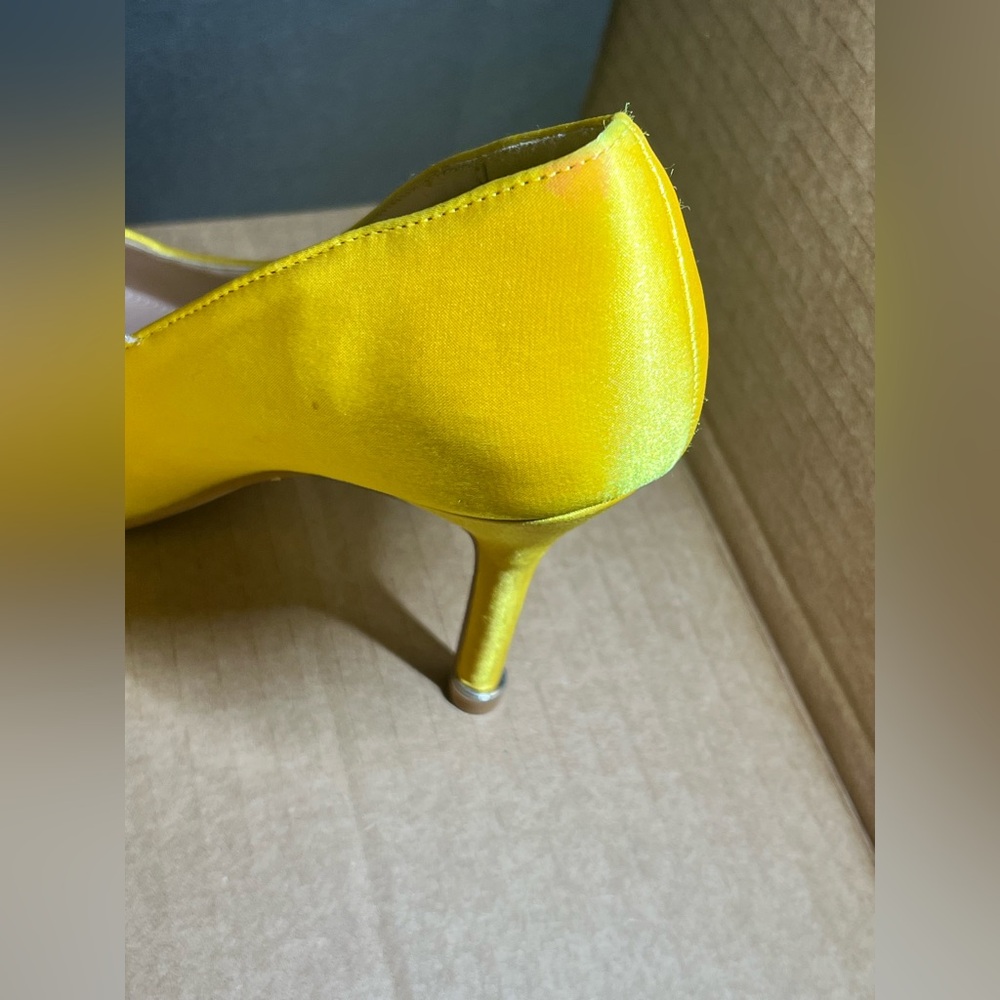 Elegant Yellow Women's Shoes with Embellished Detail - Picture 4 of 5